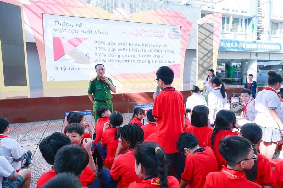 Trung tá Đinh Thành An, giảng viên Học viện Cảnh sát nhân dân hướng dẫn MM886 slot game, bắn cá, lô đề, đá gà sử dụng Internet an toàn. z7123150239657-7094ce2f122189d6395591a0aaca80ec.jpg