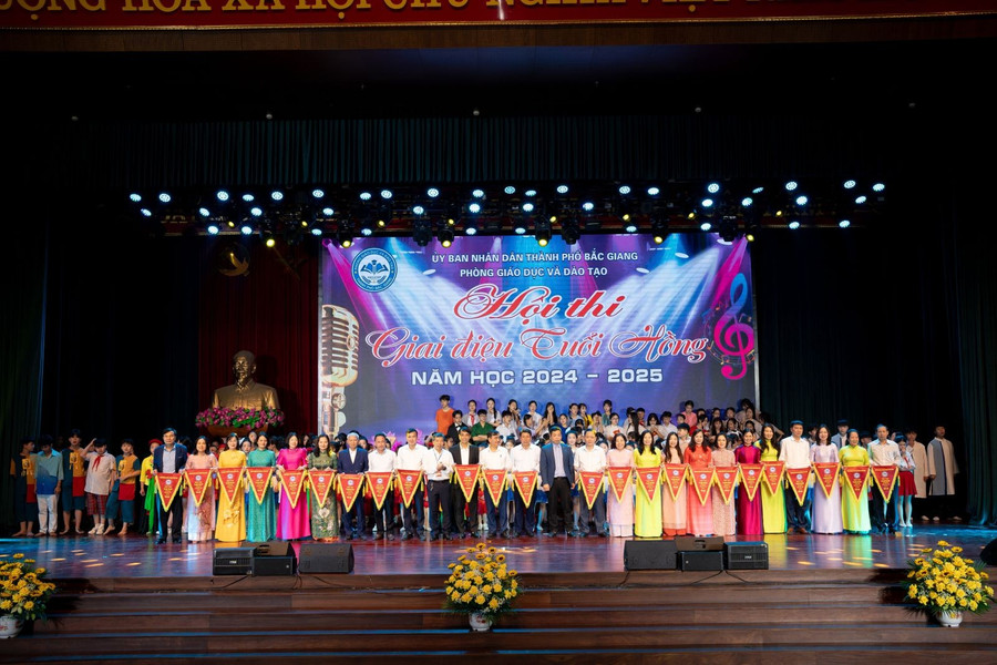 Ban tổ chức trao Cờ cho các đơn vị đạt giải Nhì toàn đoàn của Hội thi. dsc06761.jpg
