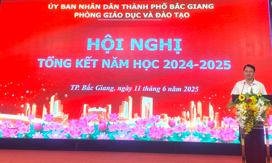 Ông Đỗ văn Quý, Trưởng phòng GD&ĐT TP Bắc Giang phát biểu. q-11.png