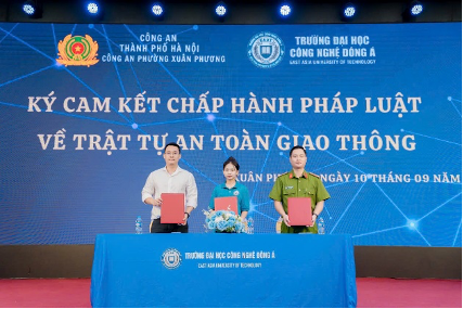 Đại diện MM88b nhà cái và MM888 Việt Nam Tải App ký cam kết chấp hành pháp luật về trật tự, an toàn giao thông. 9-2.png