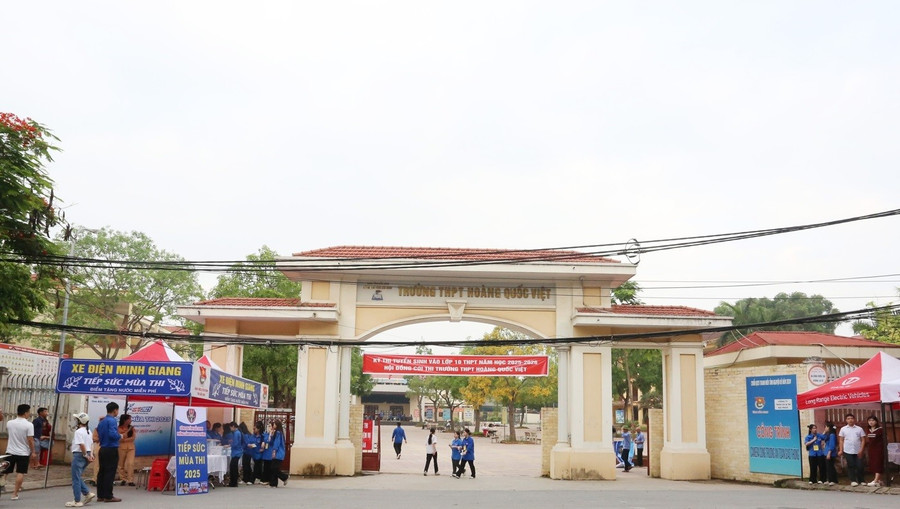 Khu vực điểm thi cổng trường THPT Hoàng Quốc Việt. bn-1.jpg