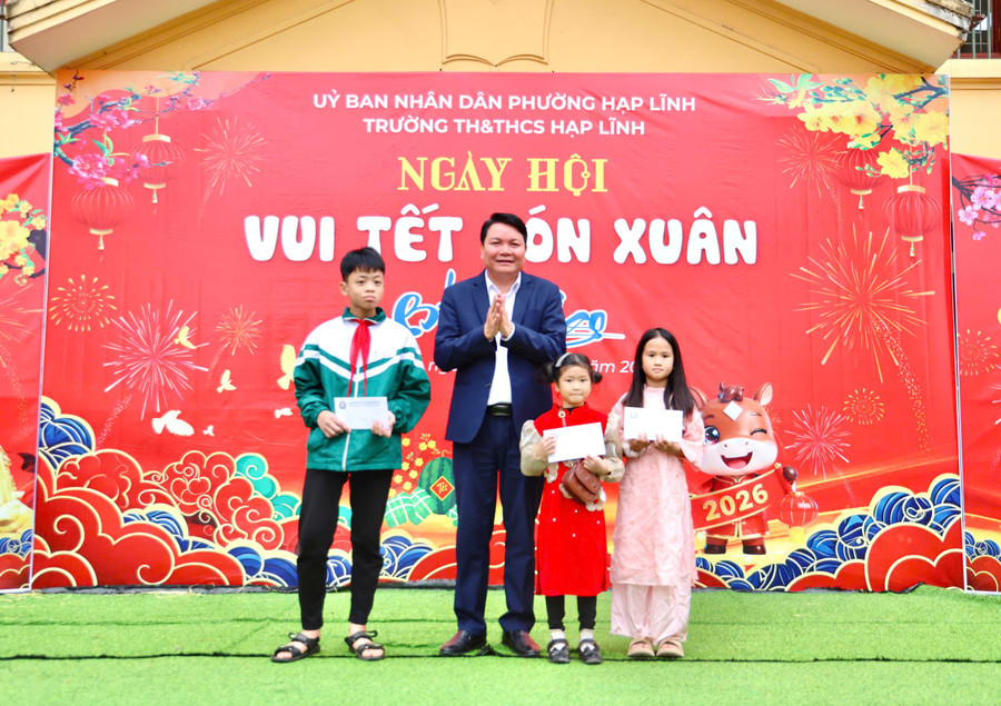 Ông Nguyễn Văn Hùng, Bí thư Đảng ủy phường Hạp Lĩnh động viên các em MM886 slot game, bắn cá, lô đề, đá gà.