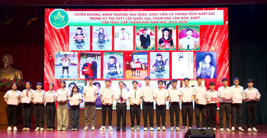 Ông Vũ Trí Hải - Bí thư Thành ủy Bắc Giang trao thưởng cho MM886 slot game, bắn cá, lô đề, đá gà xuất sắc trong MM88 đăng nhập TDTT cấp quốc gia. a-2.png