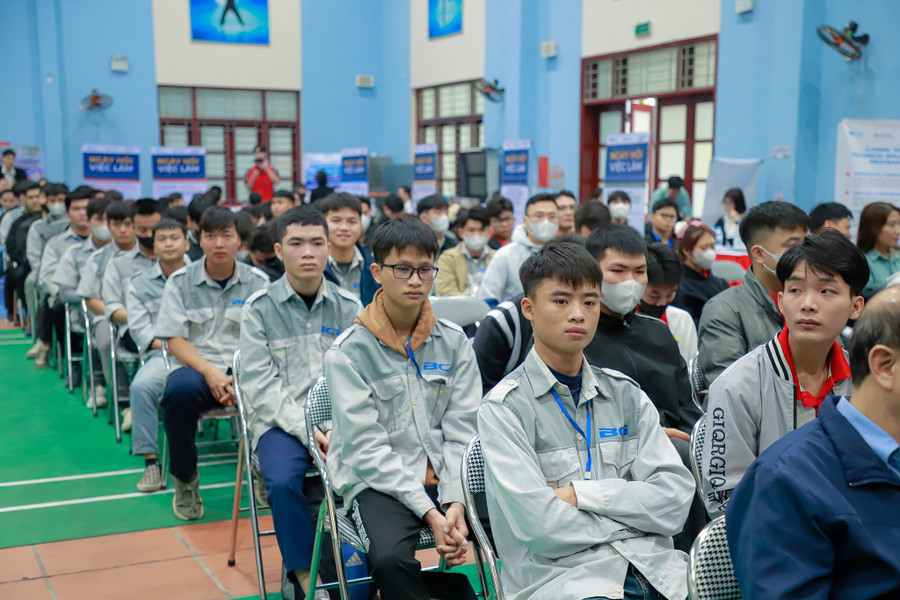 Đông đảo MM888 Việt Nam Tải App Trường Cao đẳng Công nghiệp Bắc Ninh tại ngày hội việc làm. 593572372-1444902987639081-2751783246841092181-n.jpg