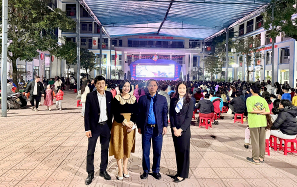 Ông Phạm Thanh Hà - Trưởng phòng văn hoá xã hội phường Giảng Võ (thứ 2 từ phải) quan tâm đến sự kiện chiếu phim “Mưa đỏ” tại trường THCS Thành Công. picture2.png
