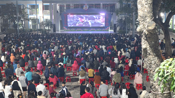 Đông đảo người dân phường Giảng Võ đến theo dõi bộ phim. picture3.png