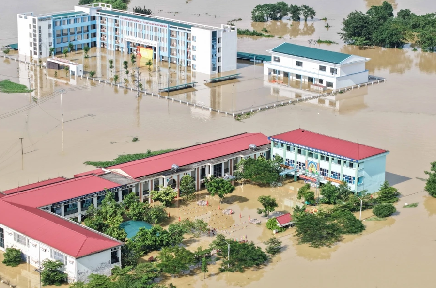 Trường học trên địa bàn phường Vân Hà bị ngập sâu trong nước do bão số 10 trước đó.