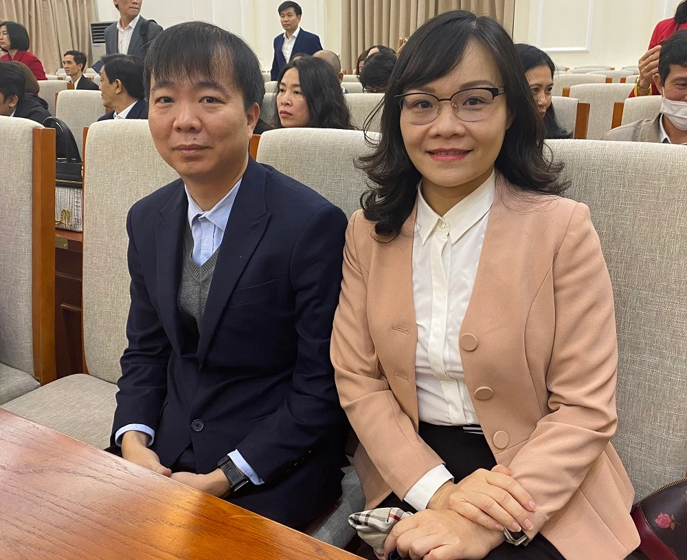 Bố mẹ em Phạm Việt Hưng - Huy chương Vàng Toán học quốc tế năm 2022. Ảnh Ngô Chuyên. Bố mẹ em Phạm Việt Hưng - Huy chương Vàng Toán học quốc tế năm 2022. Ảnh Ngô Chuyên.