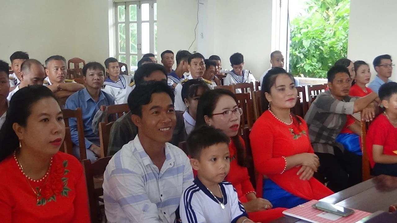 Lễ khai giảng có sự tham dự của phụ huynh, các chiến sĩ ở đảo. Lễ khai giảng có sự tham dự của phụ huynh, các chiến sĩ ở đảo.