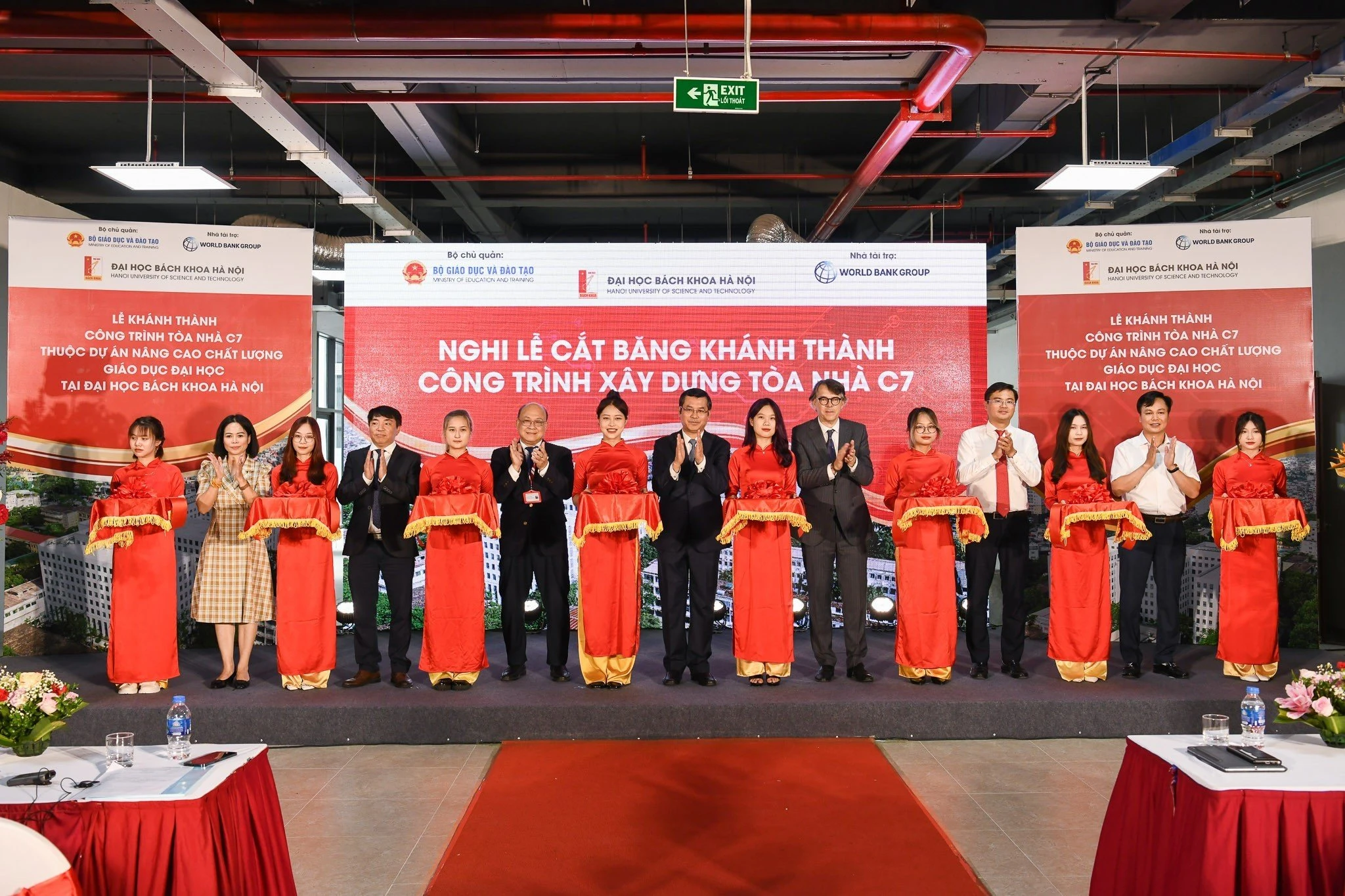 Thứ trưởng Bộ GD&ĐT Nguyễn Văn Phúc cắt băng khánh thành. Thứ trưởng Bộ GD&ĐT Nguyễn Văn Phúc cắt băng khánh thành.