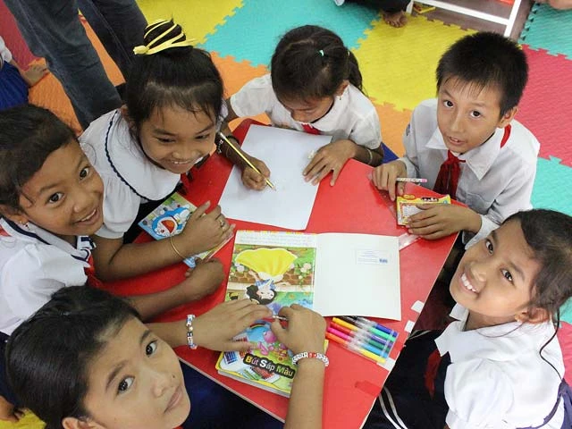 “Đọc thư viện” của thầy trò Trường Tiểu học Thuận Hòa (huyện Cầu Ngang, tỉnh Trà Vinh). “Đọc thư viện” của thầy trò Trường Tiểu học Thuận Hòa (huyện Cầu Ngang, tỉnh Trà Vinh).