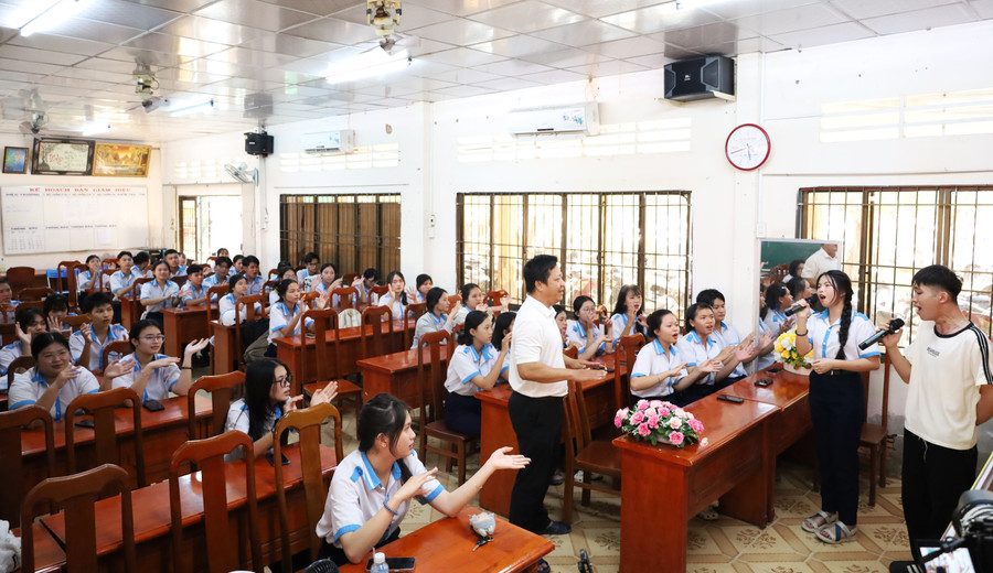 Buổi sinh hoạt tại CLB Âm nhạc. dam-doi-5.jpg