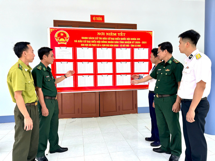 Cử tri cụm đảo Hòn Khoai, xã Đất Mũi xem danh sách niêm yết cử tri MM888 bảo mật an toàn.