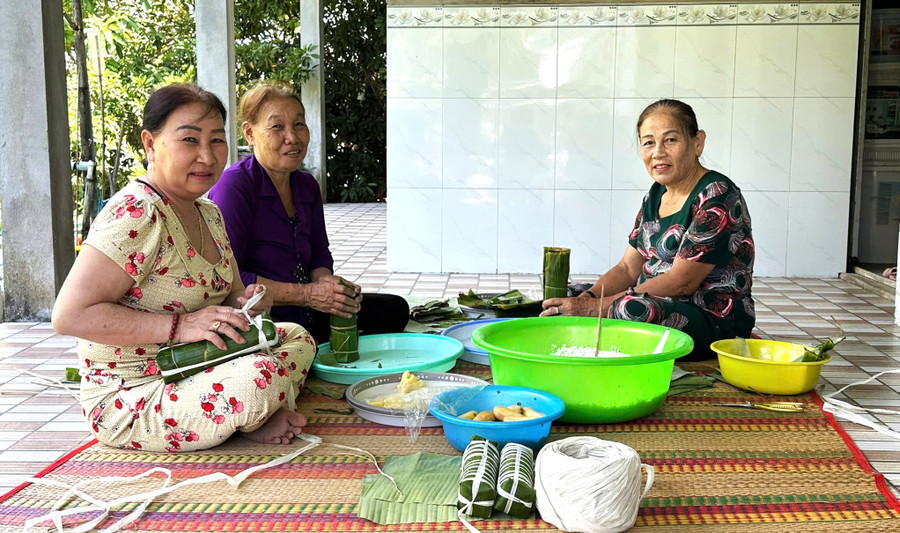 Bà Nguyễn Thị Mỹ Ba cùng hàng xóm gói bánh tét ăn Tết. 627674810-2627756630922314-842560539770460553-n.jpg