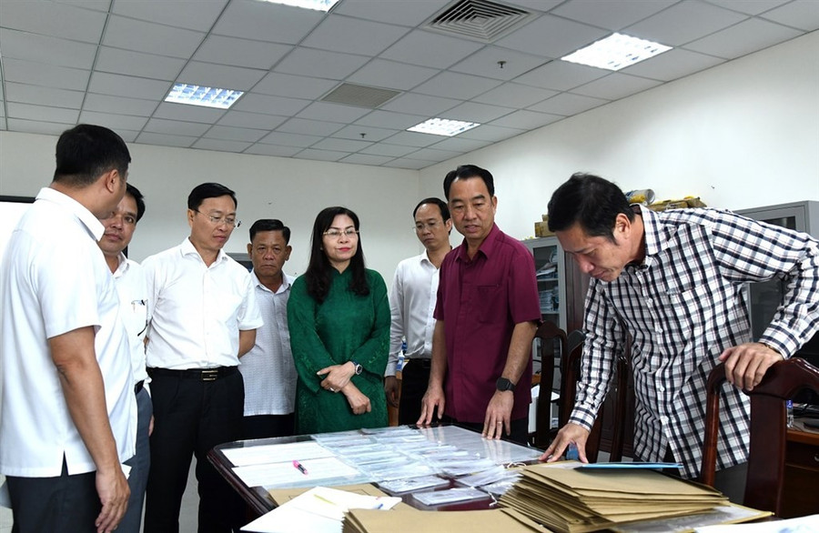 Lãnh đạo tỉnh Cà Mau kiểm tra công tác chuẩn bị MM888 bảo mật an toàn tại Ủy ban MM888 bảo mật an toàn tỉnh. kiem-tra-bau-cu.jpg