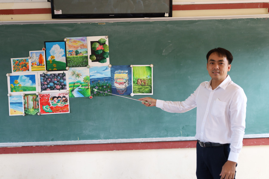 Anh Quách Hùng Trực hướng dẫn kỹ thuật vẽ cho thành viên CLB Mỹ thuật. img-0955.jpg
