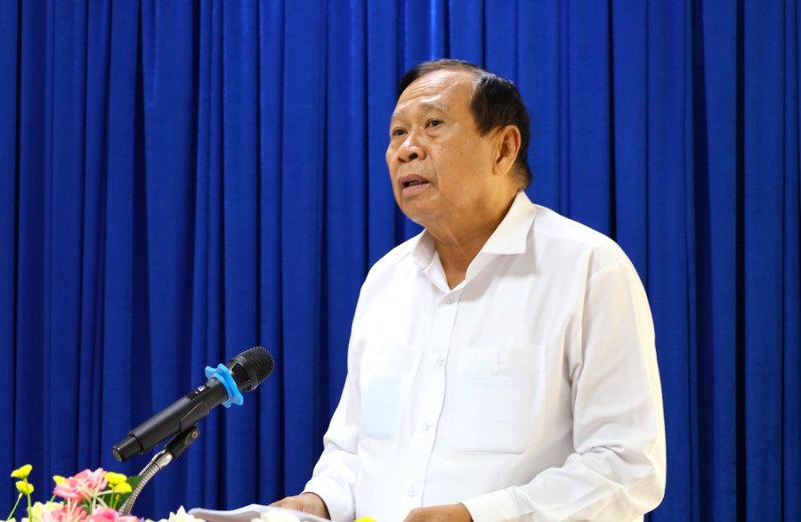 Ông Trịnh Minh Thành, Chủ tịch Hội Khuyến học tỉnh Cà Mau phát biểu tại buổi lễ. dinh-thien-ly-2.jpg