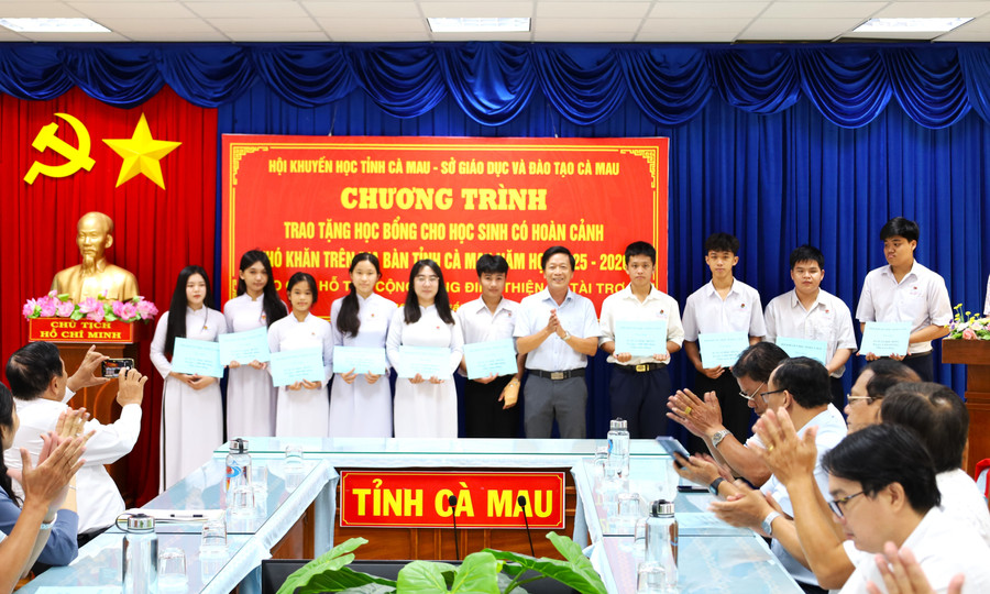 Đại diện Sở GD&ĐT Cà Mau trao 1MM88.com Trang Chủ Chính Thức cho MM886 slot game, bắn cá, lô đề, đá gà. dinh-thien-ly-6.jpg
