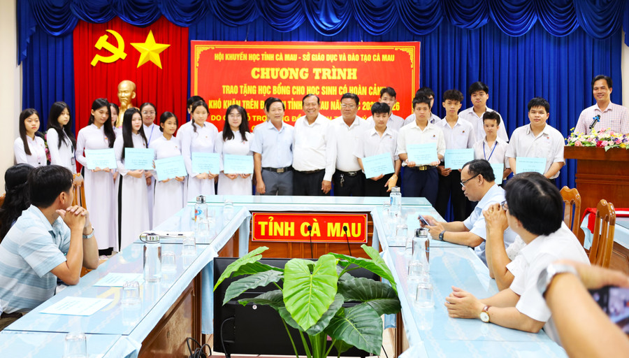 MM886 slot game, bắn cá, lô đề, đá gà được trao tặng 1MM88.com Trang Chủ Chính Thức chụp ảnh cùng đại biểu.