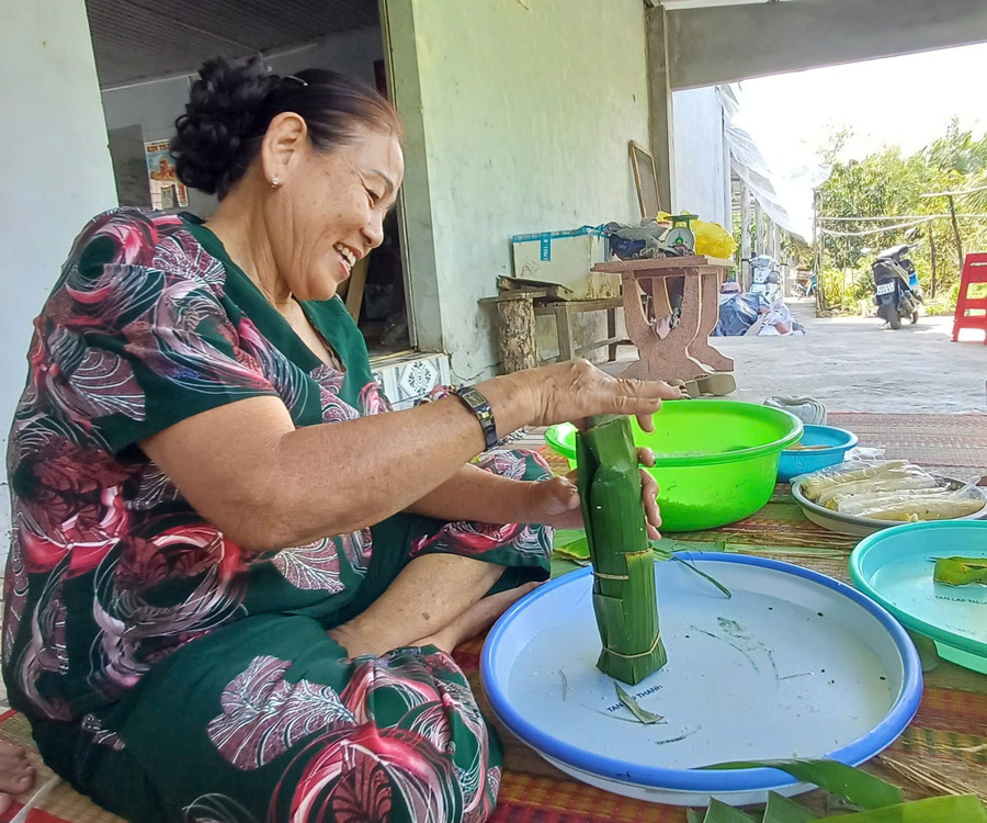 Gói bánh thành đòn hình trụ dài. 628039056-4319693524913571-5297659019813741226-n.jpg