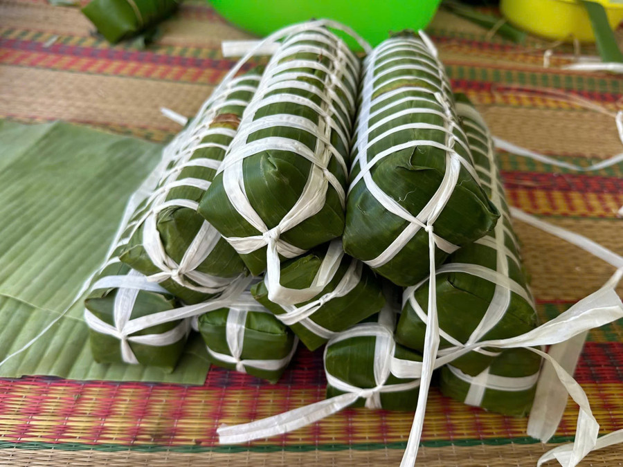 Hoàn thành công đoạn gói bánh. 627368267-1426963269215995-4220724767357522404-n.jpg