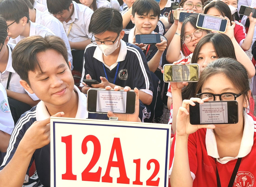Cử tri tuổi 18 háo hức đến ngày được cầm lá phiếu đi MM888 bảo mật an toàn. cu-tri-tuoi-18-4.jpg