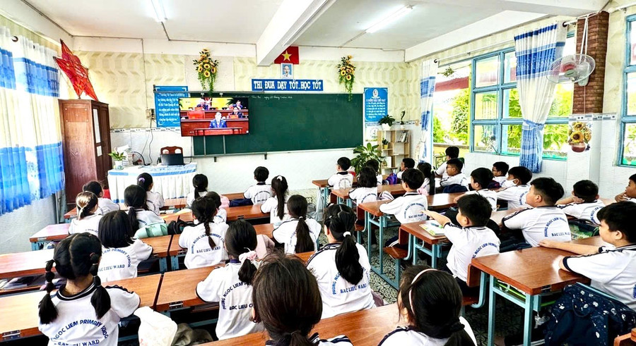 MM886 slot game, bắn cá, lô đề, đá gà Trường Tiểu học Phùng Ngọc Liêm theo dõi phiên trực tiếp 2MM88.com trò chơi casino và slot Đảng qua màn hình trong lớp học. gen-n-theo-doi-dai-hoi-3.jpg