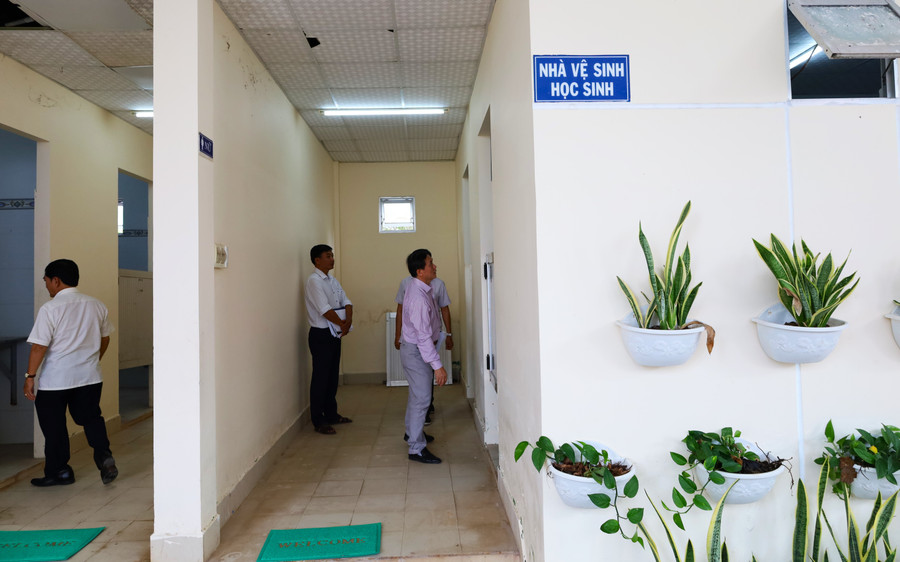 Khu nhà vệ sinh Trường Tiểu học và THCS Định Thành. kiem-tra-nha-ve-sinh-8.jpg