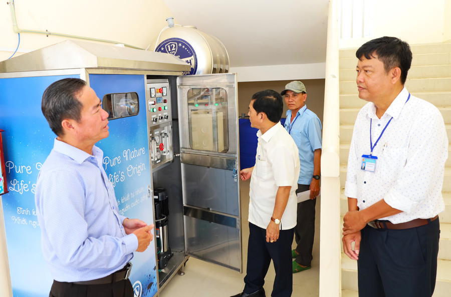 Số lượng hệ thống nước uống sạch cần trang bị mới, sửa chữa lại tại các trường mầm non, phổ thông công lập ở Cà Mau là 573 trường. kiem-tra-nha-ve-sinh-7.jpg