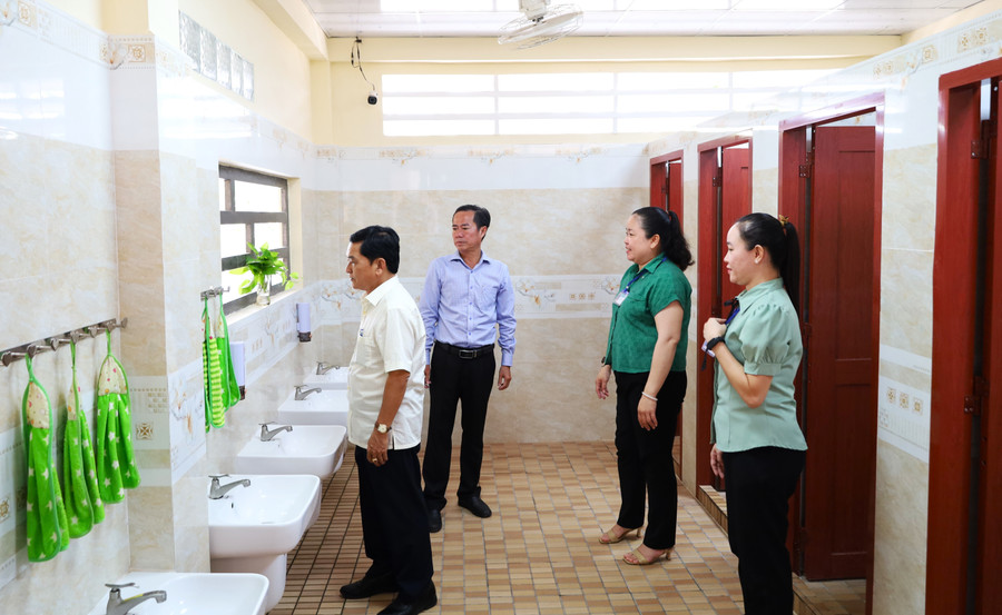 Kiểm tra khu nhà vệ sinh tại Trường Giáo dục chuyên biệt Cà Mau. kiem-tra-nha-ve-sinh-5.jpg