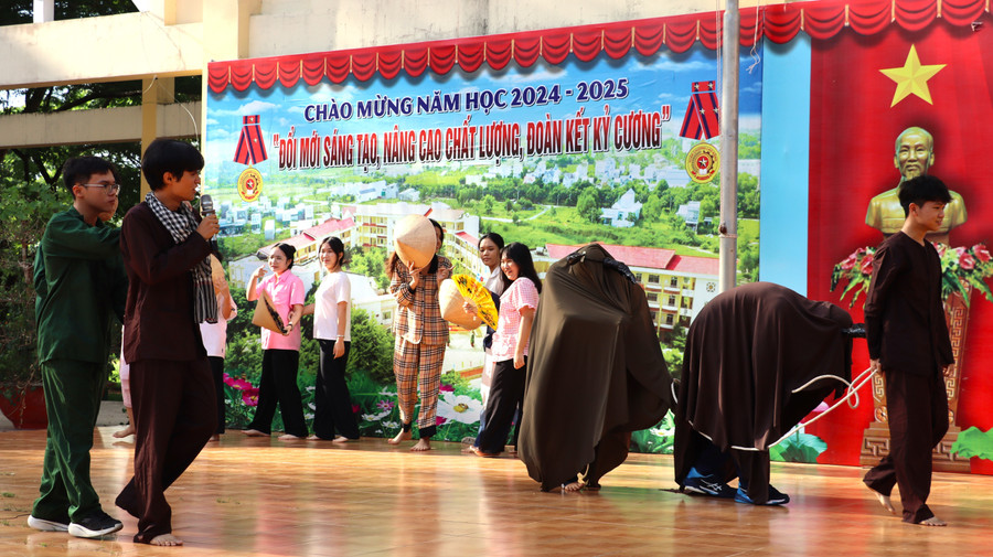 day-ngu-van-theo-hinh-thuc-san-khau-hoa-tai-truong-thpt-chuyen-phan-ngoc-hien-ca-mau.jpg