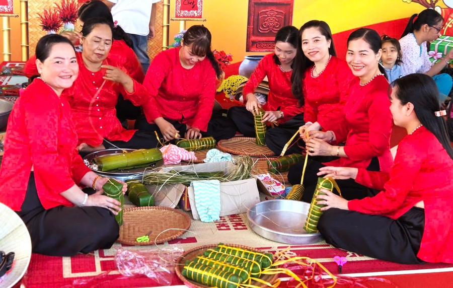 Chị em phụ nữ tham gia gói bánh tét. goi-banh-tet-4.jpg