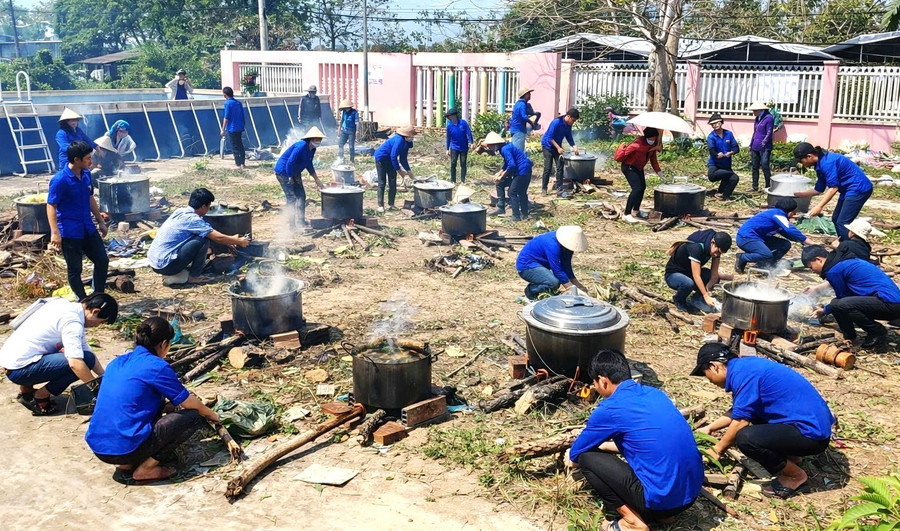 Thanh niên được phân công canh những nồi bánh tét.