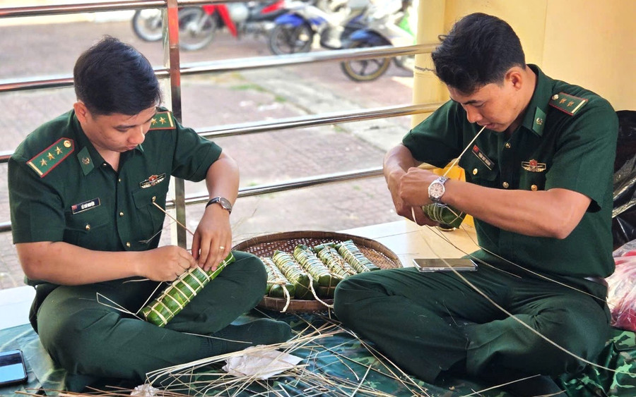 Cán bộ, chiến sĩ biên phòng tham gia gói bánh tét. goi-banh-tet-3.jpg