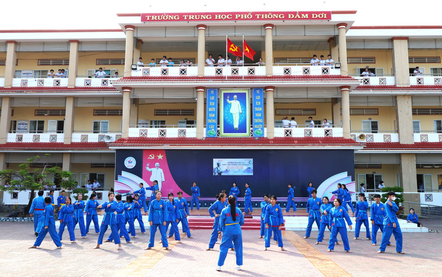Buổi sinh hoạt CLB Võ thuật tại Trường THPT Đầm Dơi. dam-doi-1.jpg