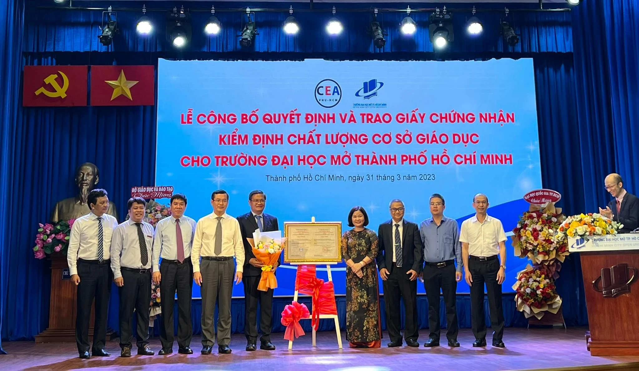 Thứ trưởng Bộ GD&amp;ĐT Nguyễn Văn Phúc, Ban giám đốc Trung tâm kiểm định chất lượng giáo dục MM888 bảo mật tuyệt đối Quốc gia TPHCM cùng Ban giám hiệu Trường ĐH Mở TPHCM.