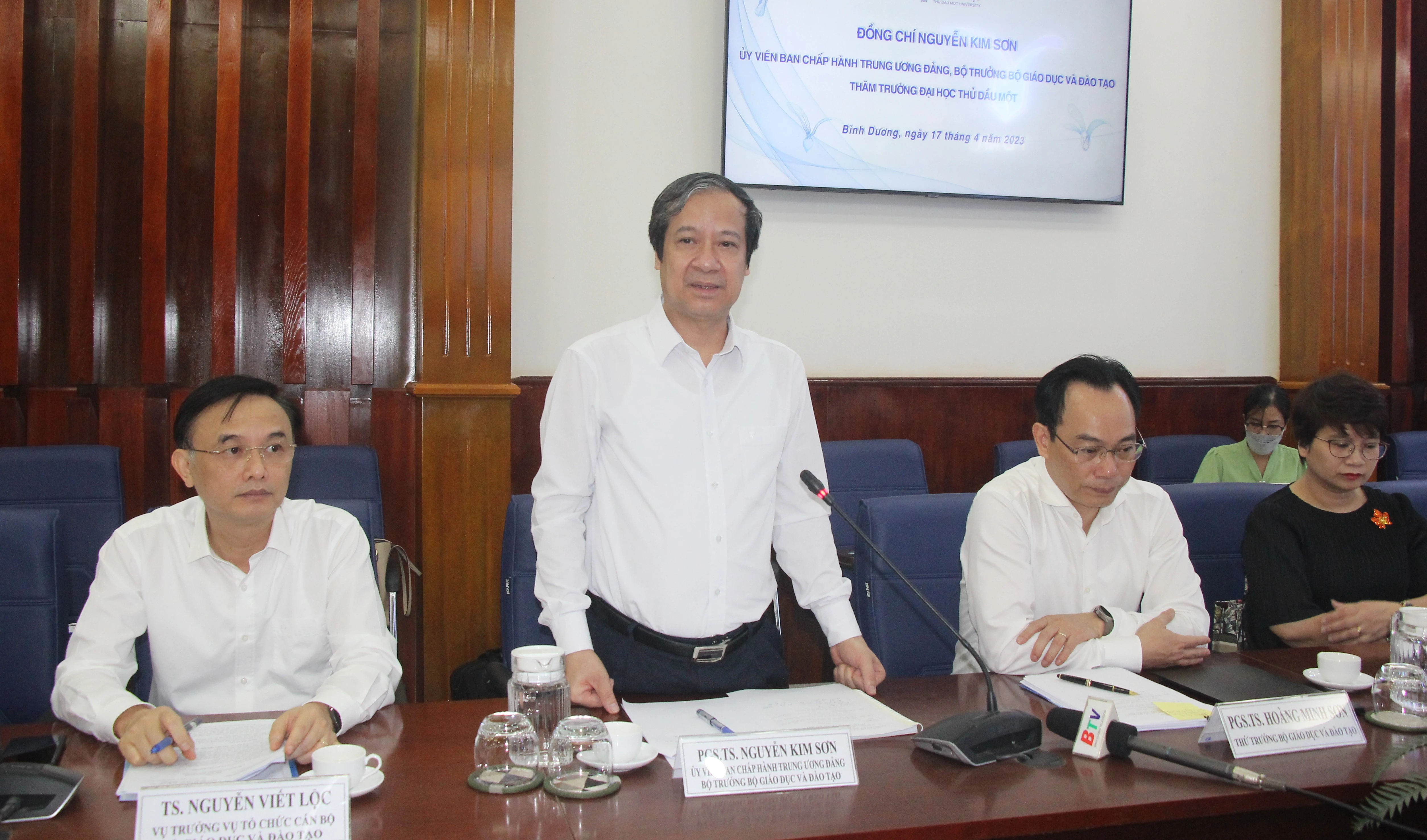 Bộ trưởng Bộ GD&ĐT Nguyễn Kim Sơn phát biểu tại buổi làm việc với Trường ĐH Thủ Dầu Một. Bộ trưởng Bộ GD&ĐT Nguyễn Kim Sơn phát biểu tại buổi làm việc với Trường ĐH Thủ Dầu Một.