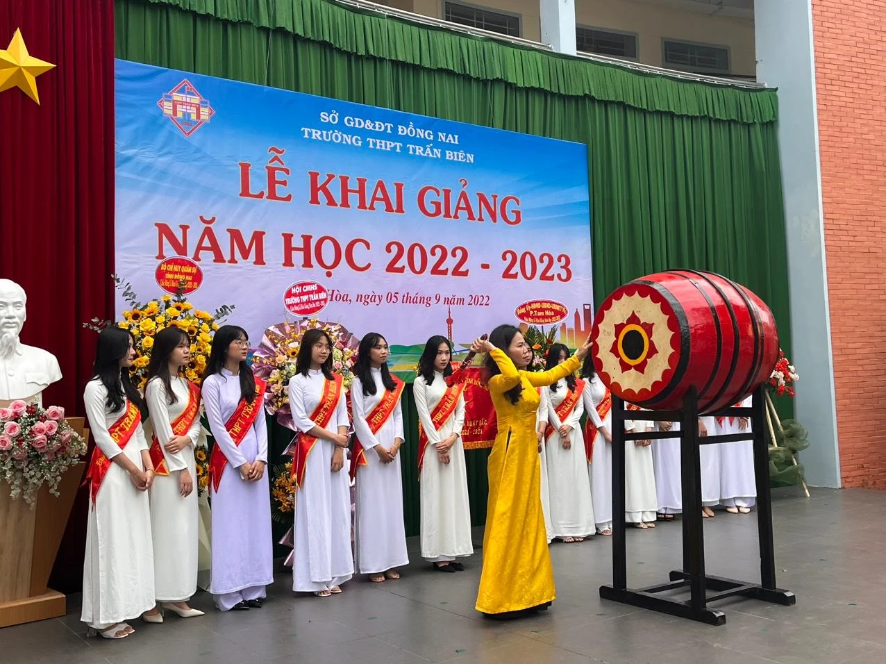 Hiệu trưởng MM88b nhà cái đánh trống khai giảng năm học mới Hiệu trưởng MM88b nhà cái đánh trống khai giảng năm học mới