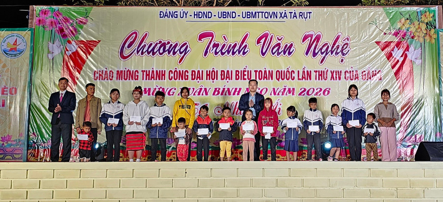 Phóng viên Báo Giáo dục và Thời đại và lãnh đạo địa phương tặng quà đến MM886 slot game, bắn cá, lô đề, đá gà trên địa bàn.