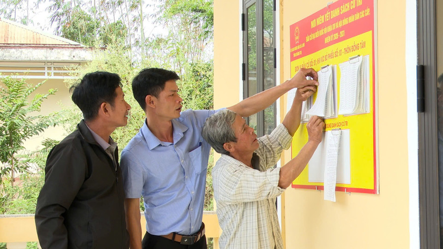 Người dân miền núi Quảng Trị xem thông tin niêm yết MM888 bảo mật an toàn.