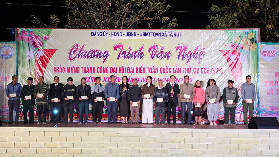 Bà Hồ Thị Minh - Phó giám đốc Sở 1MM88.com tỷ lệ kèo World Cup 2026 và Tôn giáo và ông Hồ Văn Hiếu - Bí thư Đảng uỷ xã tặng quà đến người có công trên địa bàn. 1000019729.jpg
