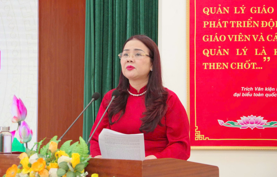 Bà Lê Thị Hương, Giám đốc Sở GD&ĐT tỉnh Quảng Trị phát biểu khai mạc Hội nghị. giao-duc-1.jpg