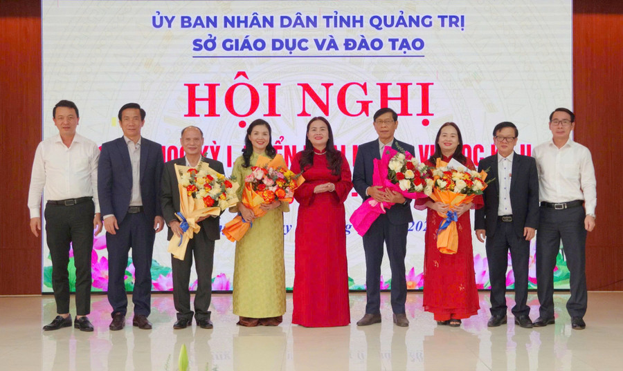 Ban Giám đốc Sở GD&ĐT tỉnh Quảng Trị tặng hoa cho cán bộ quản lý nghỉ hưu theo chế độ. giao-duc-3.jpg