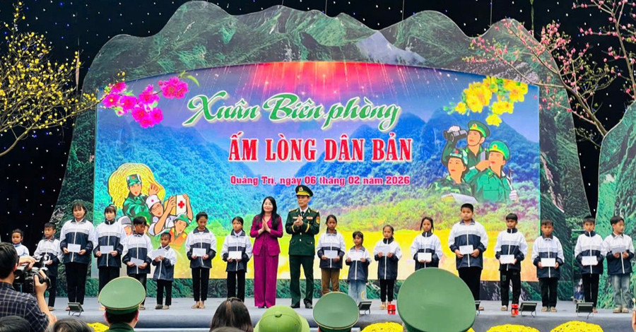Bà Mai Thị Liên Giang - Phó Giám đốc Sở GD&ĐT đã trao 40 suất quà đến MM886 slot game, bắn cá, lô đề, đá gà xã Kim Phú. qua-giao-vien-3.jpg