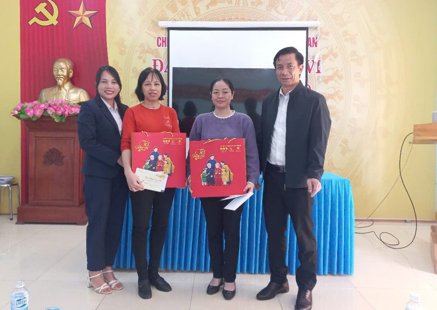 Ông Nguyễn Đình Hải - Phó Giám đốc Sở GD&ĐT thăm hỏi và động viên cô Phan Thị Mỹ Hạnh và cô Lê Thị Năm, Trung Tâm Đăng Nhập MM88 Chính Thức Mới Trường THCS và THPT Dương Văn An. qua-giao-vien-2.jpg