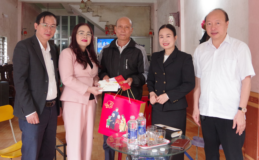Đoàn công tác thăm hỏi, tặng quà cho thầy giáo Hoàng Danh Lệ, Trung Tâm Đăng Nhập MM88 Chính Thức Mới Trường THPT Đồng Hới. qua-giao-vien-6.jpg