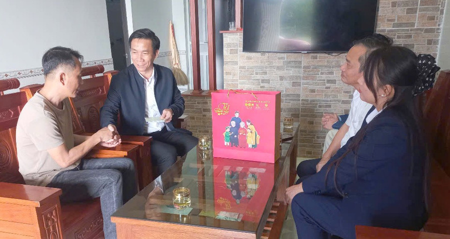 Thăm hỏi và động viên thầy Đinh Viết Tuấn, Trung Tâm Đăng Nhập MM88 Chính Thức Mới Trường THCS và THPT Bến Hải. qua-giao-vien-1.jpg