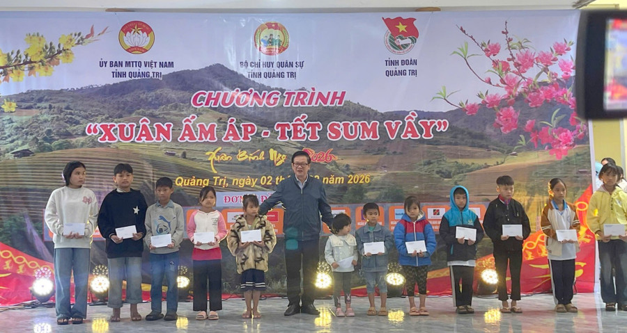 Ông Phan Hữu Huyện - Phó giám đốc Sở GD&ĐT tặng quà đến các MM886 slot game, bắn cá, lô đề, đá gà vùng biên giới. qua-giao-vien-4.jpg
