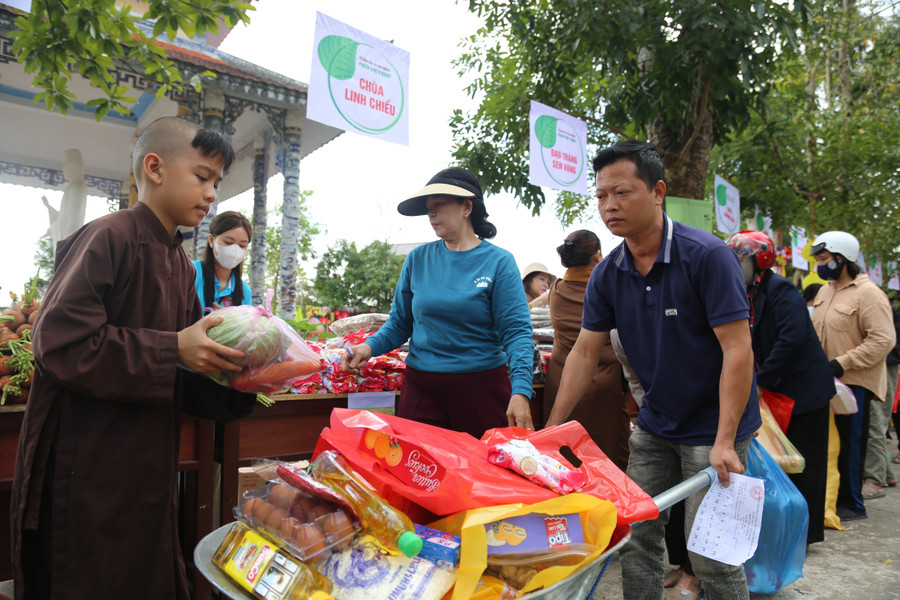 Người dân nhận hàng tại 30 gian với gần 40 sản phẩm. img-1492.jpg
