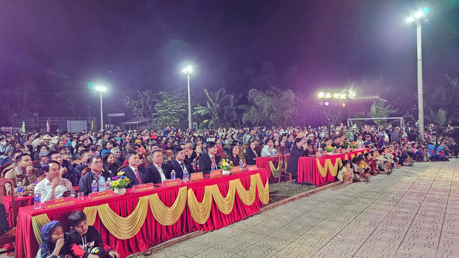 Chương trình Tết Nhân ái diễn ra trong không khí phấn khởi, tươi vui. 1000019692.jpg